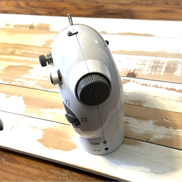 Mini Sewing Machine - Picture 6 of 8